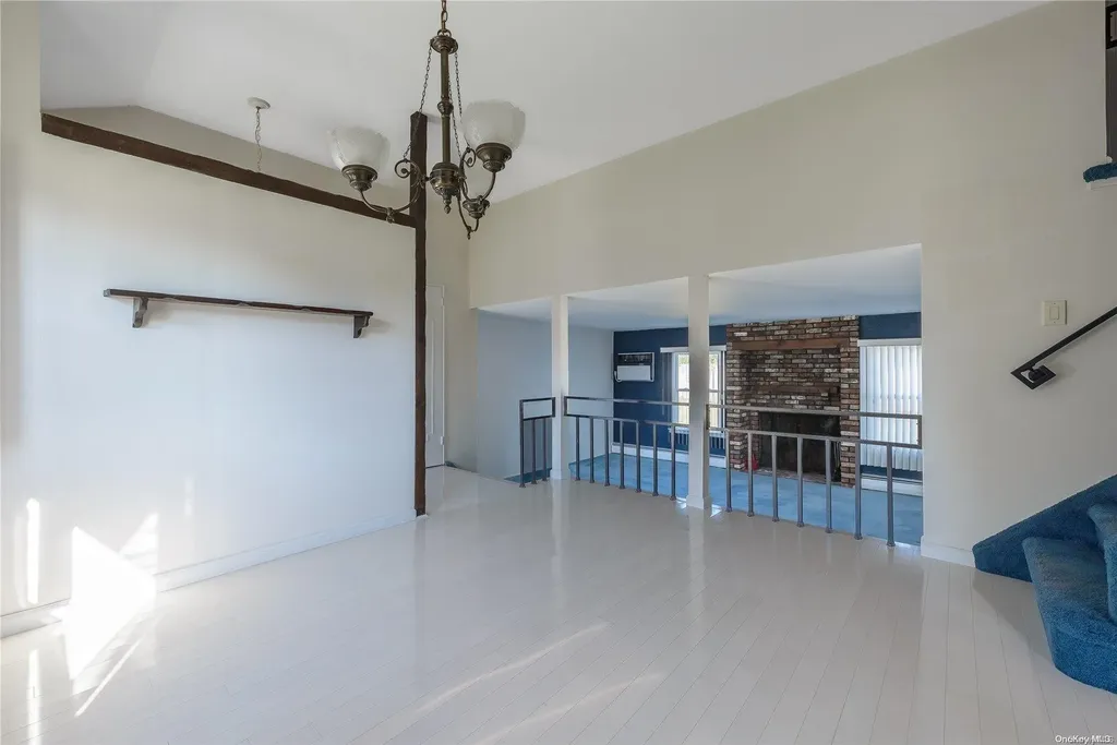 17 Warren Place Plainview NY 11803