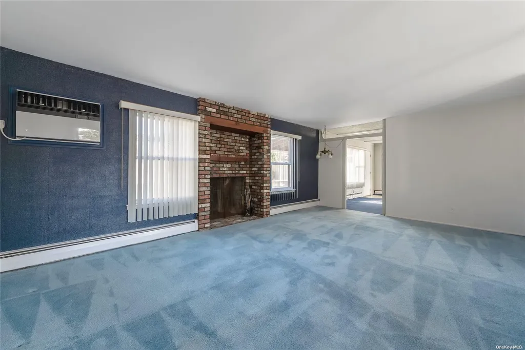17 Warren Place Plainview NY 11803