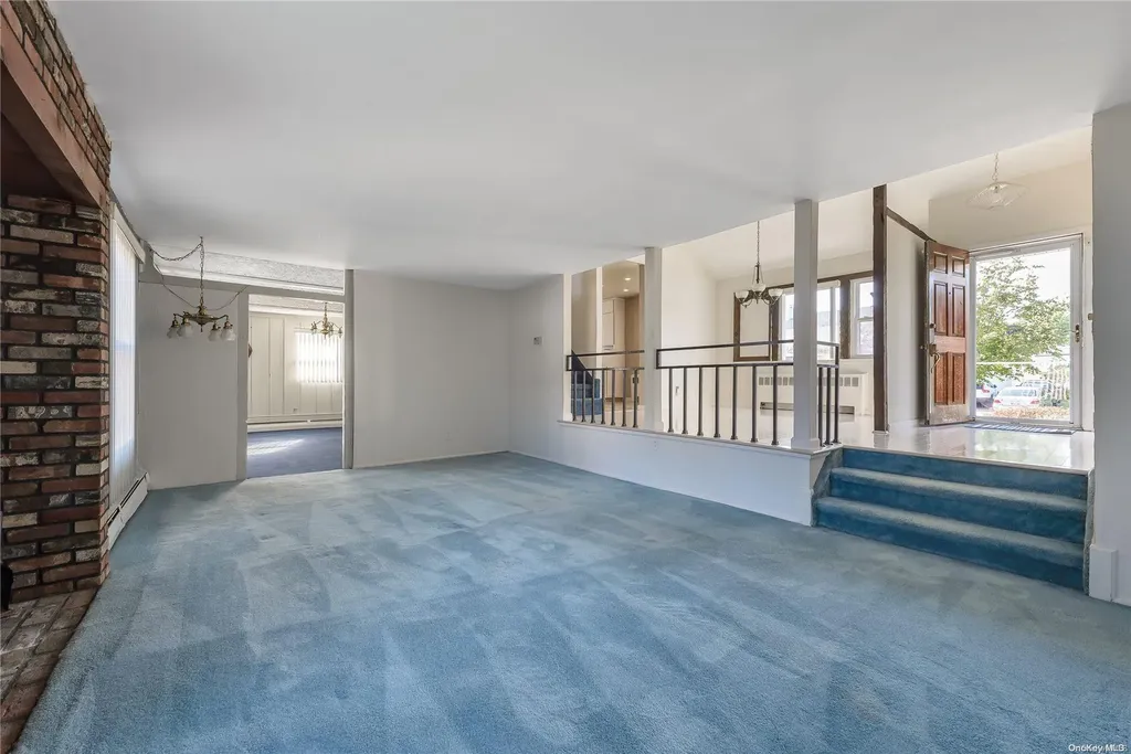 17 Warren Place Plainview NY 11803