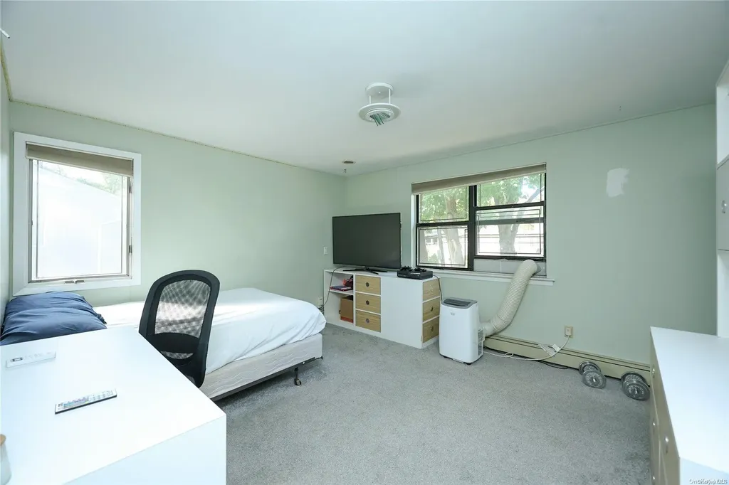 43 Wimbleton Lane Great Neck NY 11023