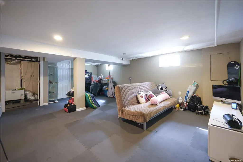 43 Wimbleton Lane Great Neck NY 11023