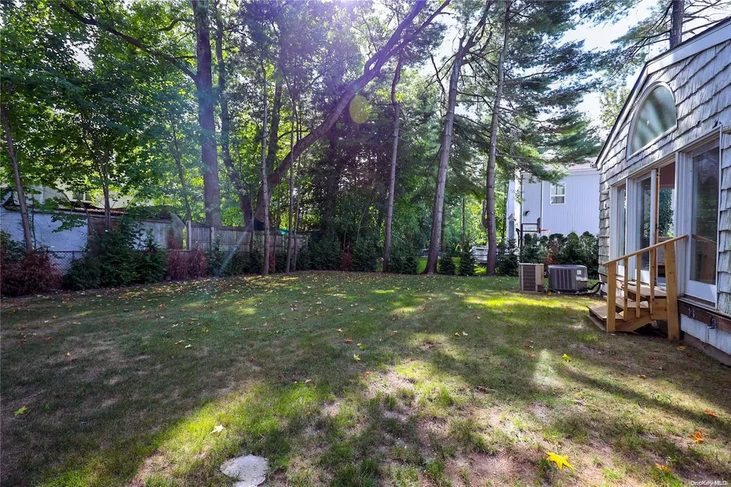 43 Wimbleton Lane Great Neck NY 11023