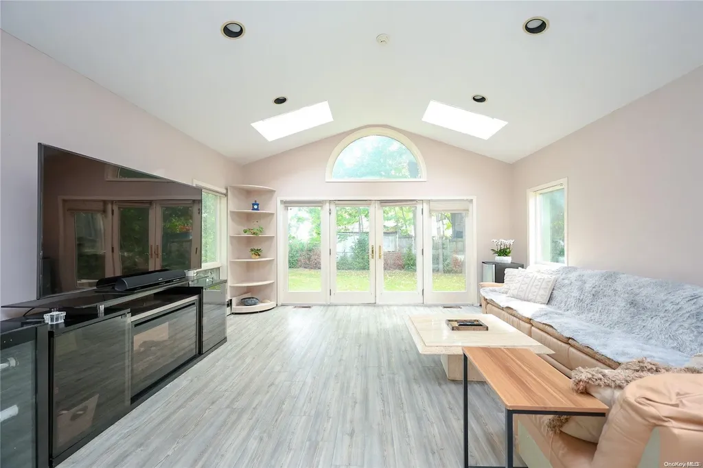 43 Wimbleton Lane Great Neck NY 11023