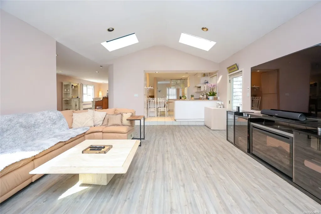 43 Wimbleton Lane Great Neck NY 11023