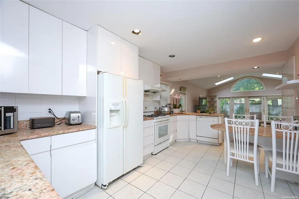 43 Wimbleton Lane Great Neck NY 11023