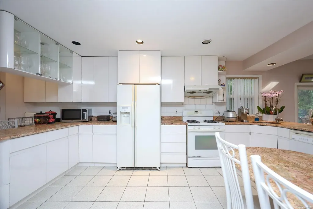 43 Wimbleton Lane Great Neck NY 11023