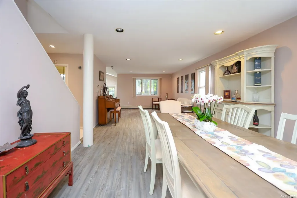 43 Wimbleton Lane Great Neck NY 11023