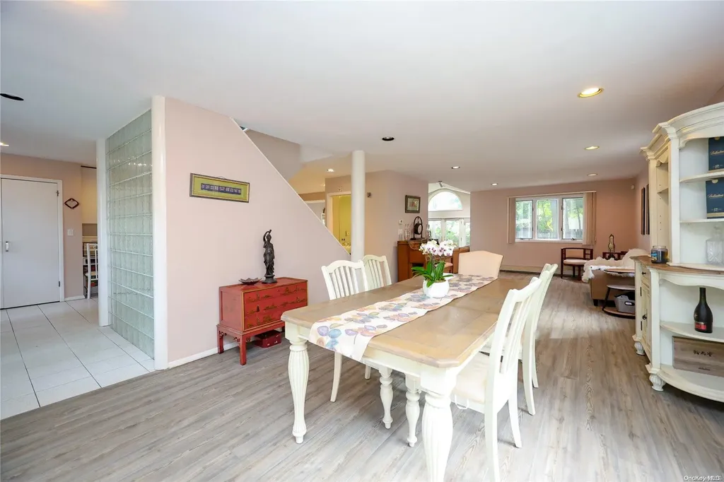 43 Wimbleton Lane Great Neck NY 11023