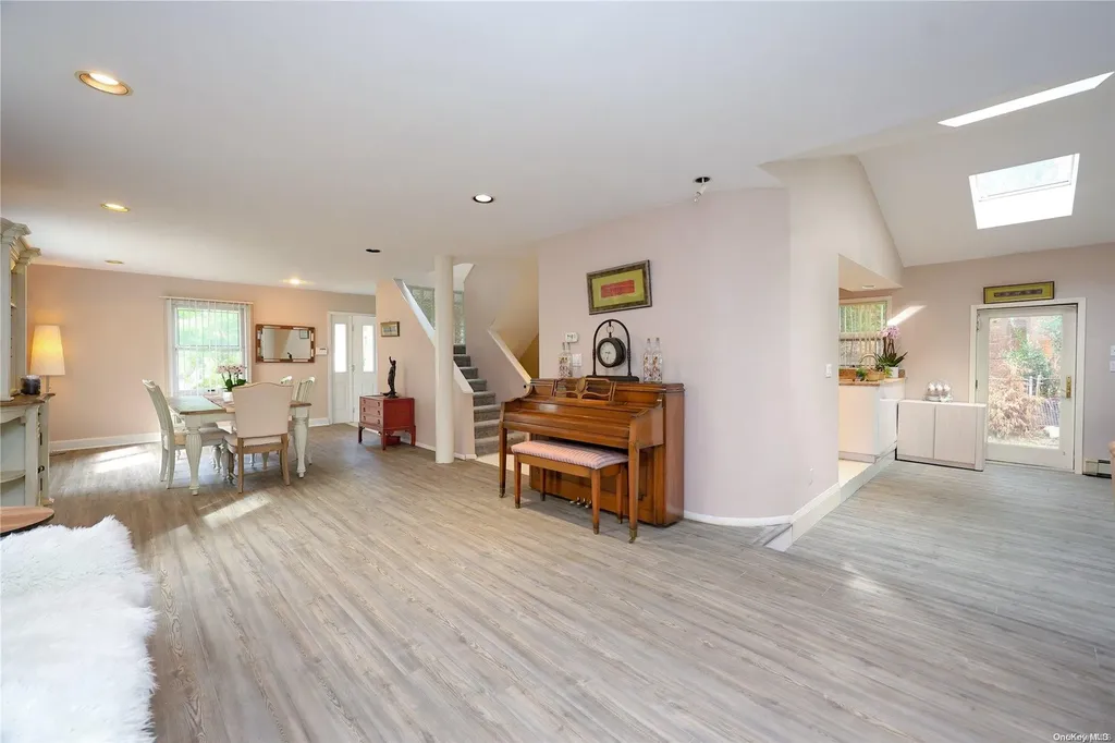43 Wimbleton Lane Great Neck NY 11023