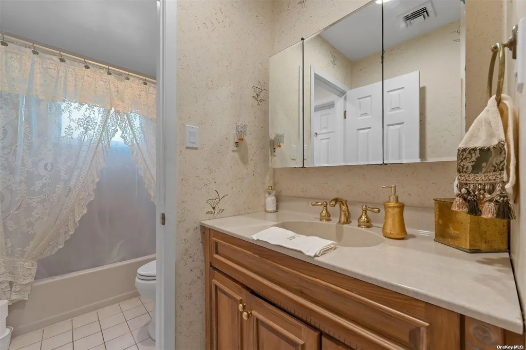 80 Byron Way Oakdale NY 11769