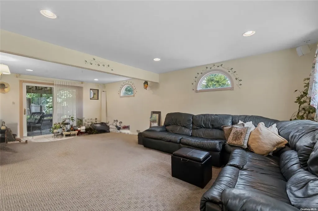 80 Byron Way Oakdale NY 11769