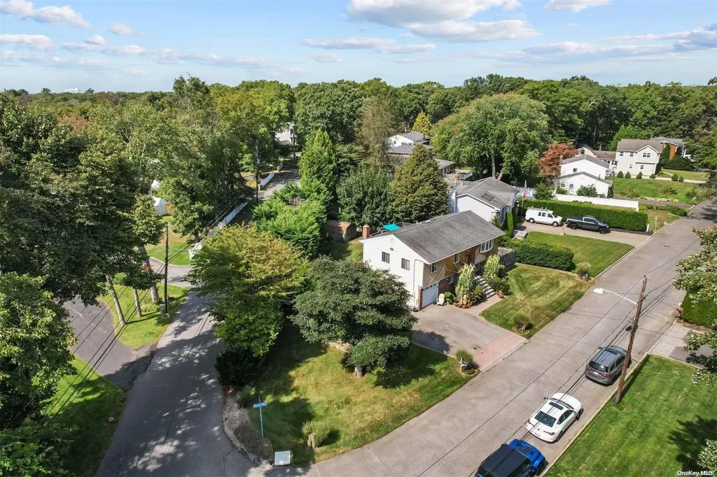 80 Byron Way Oakdale NY 11769