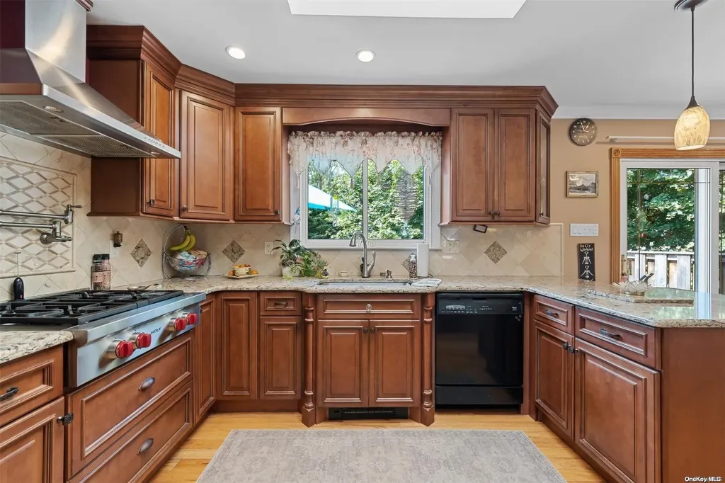 80 Byron Way Oakdale NY 11769