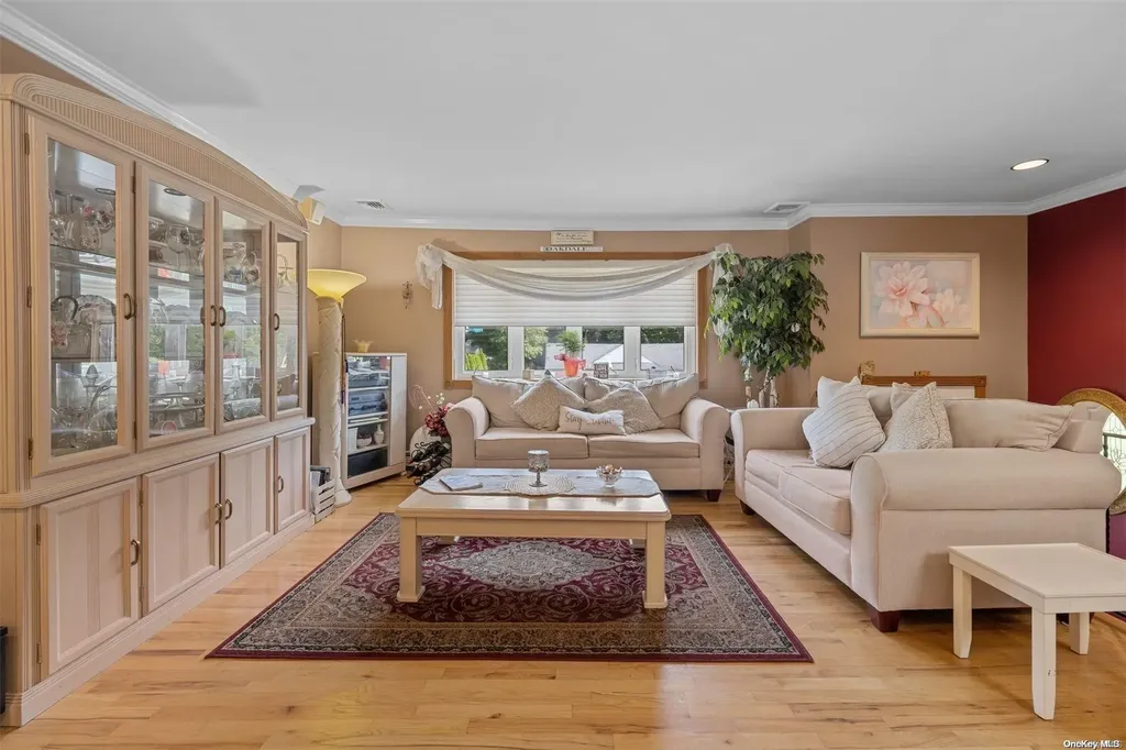 80 Byron Way Oakdale NY 11769