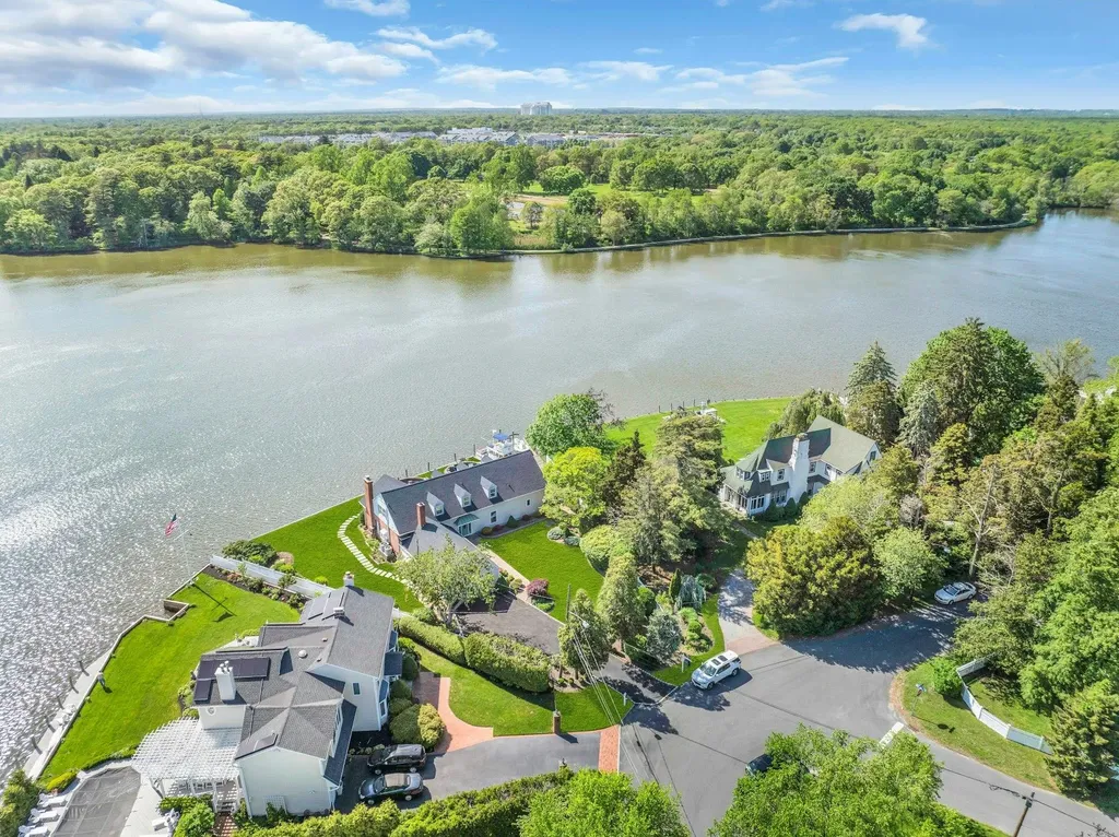 170 Connetquot Drive Oakdale NY 11769