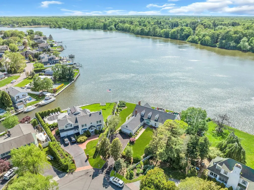 170 Connetquot Drive Oakdale NY 11769