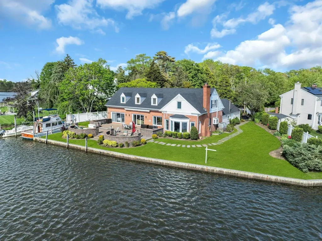 170 Connetquot Drive Oakdale NY 11769