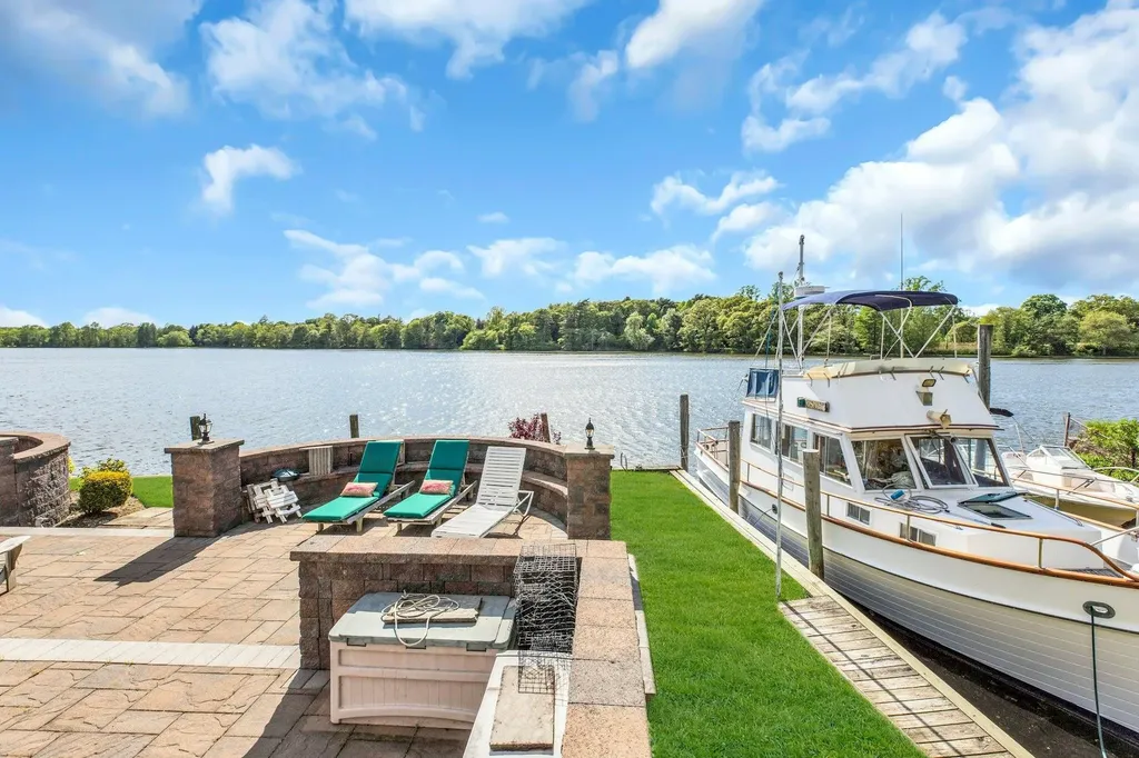 170 Connetquot Drive Oakdale NY 11769