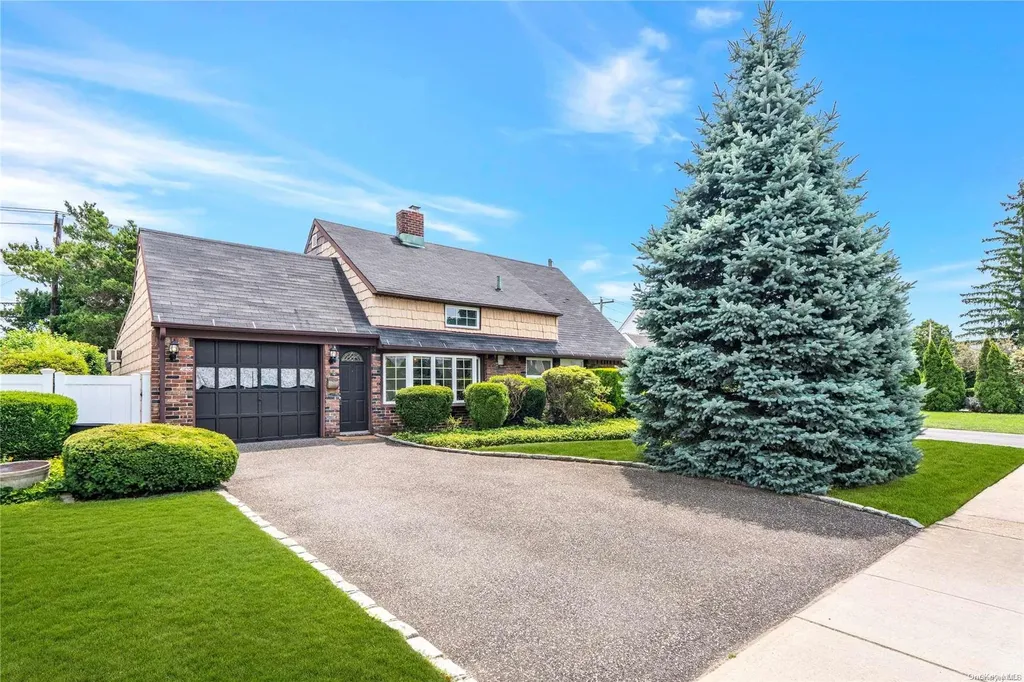 11 Wheelwright Lane Levittown NY 11756