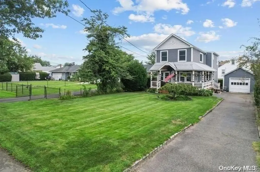 864 S Broadway Lindenhurst NY 11757