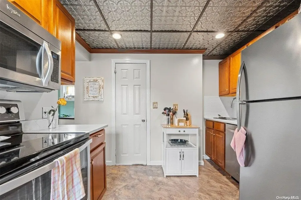 864 S Broadway Lindenhurst NY 11757