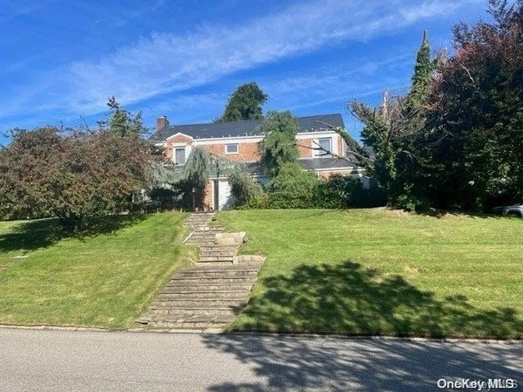 10 Bayside Drive Great Neck NY 11023