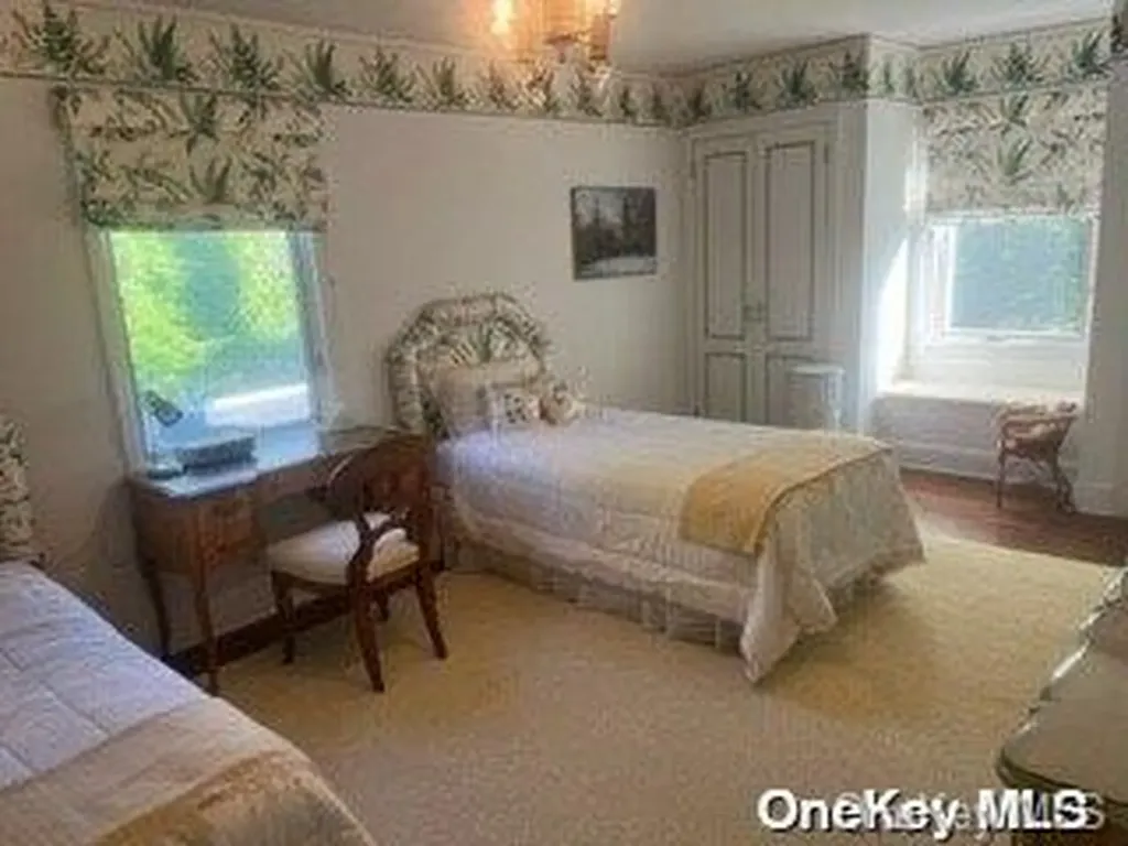 10 Bayside Drive Great Neck NY 11023