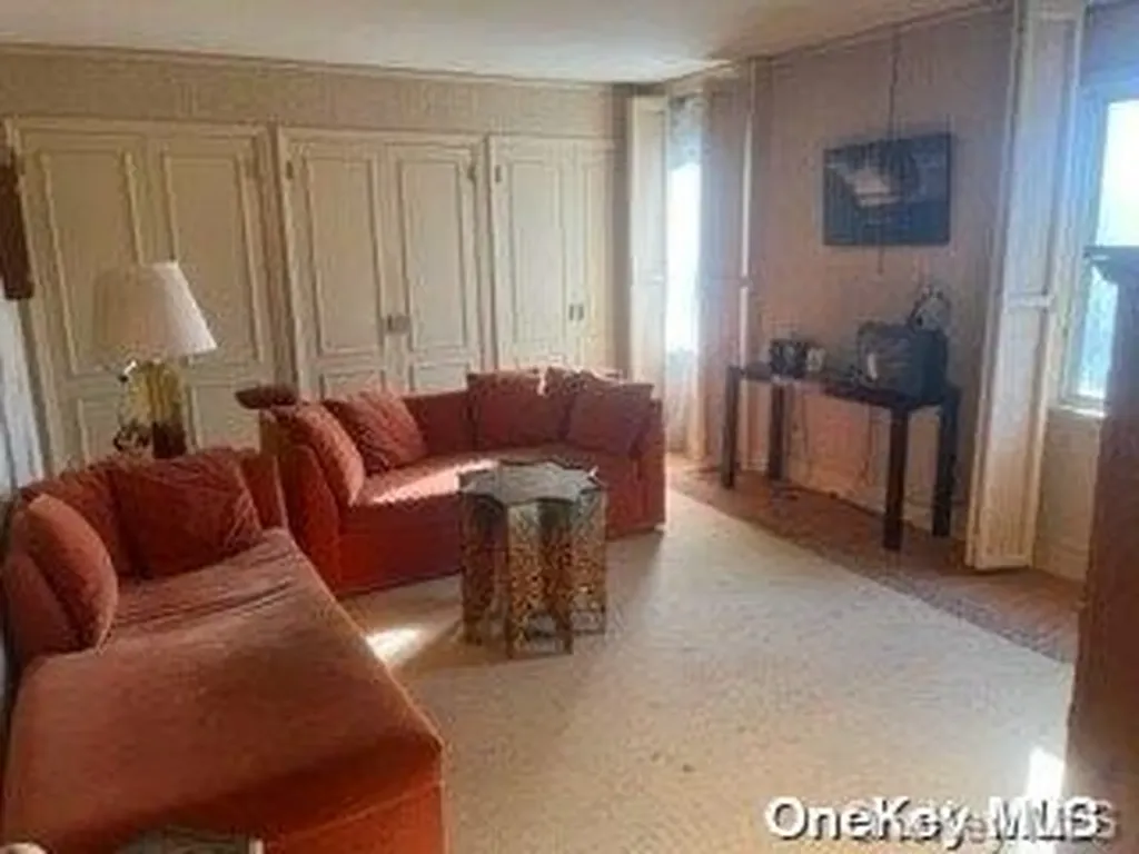 10 Bayside Drive Great Neck NY 11023