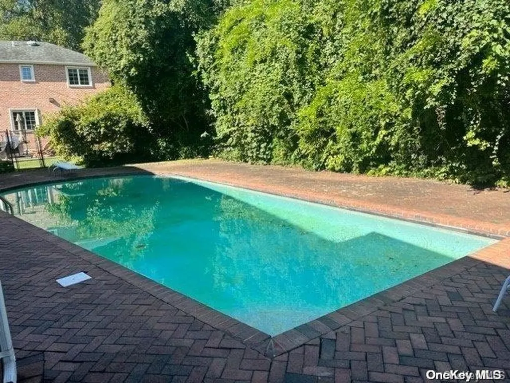 10 Bayside Drive Great Neck NY 11023