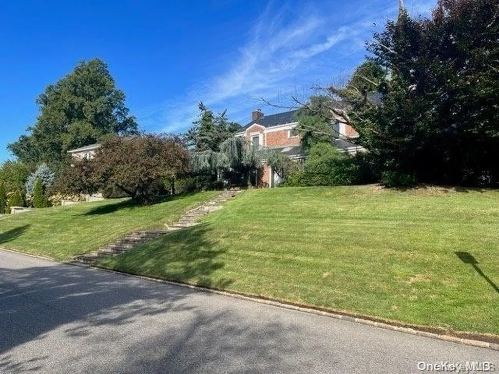 10 Bayside Drive Great Neck NY 11023