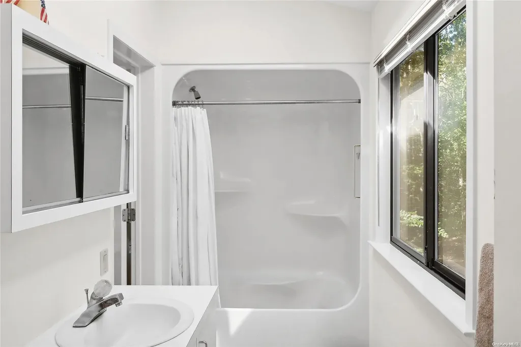23 Jonathan Drive East Hampton NY 11937