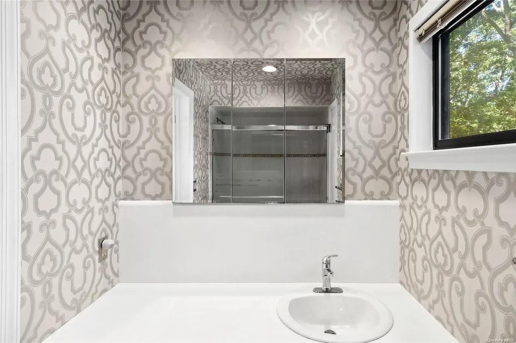 23 Jonathan Drive East Hampton NY 11937