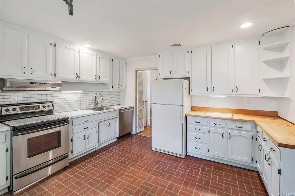 137 Quaker Path Setauket NY 11733