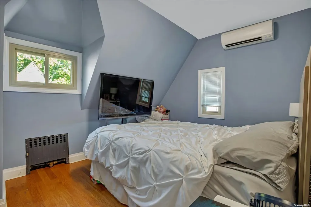 242-16 Pine Street Douglaston NY 11363