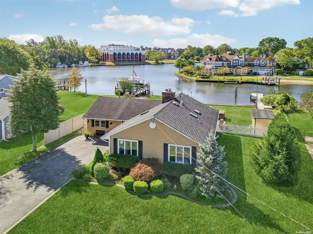 56 Twin River Drive Oakdale NY 11769