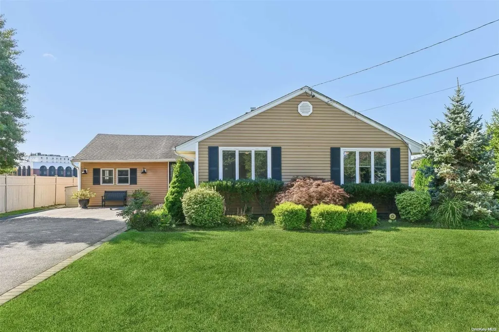 56 Twin River Drive Oakdale NY 11769