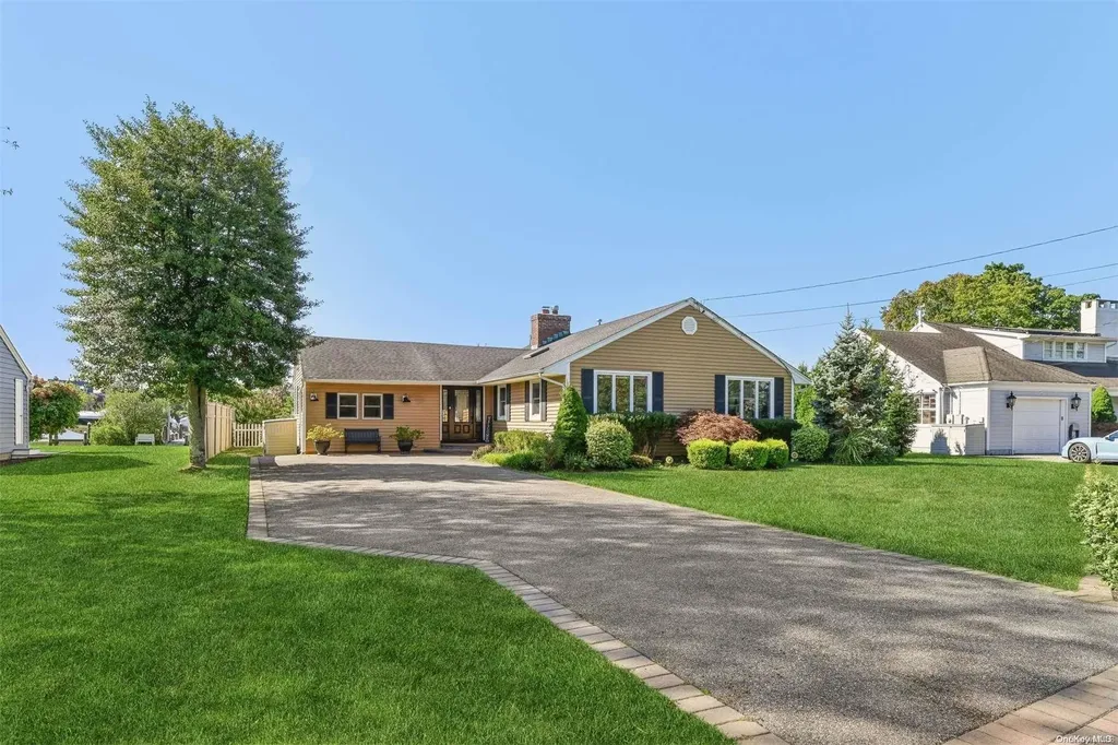 56 Twin River Drive Oakdale NY 11769