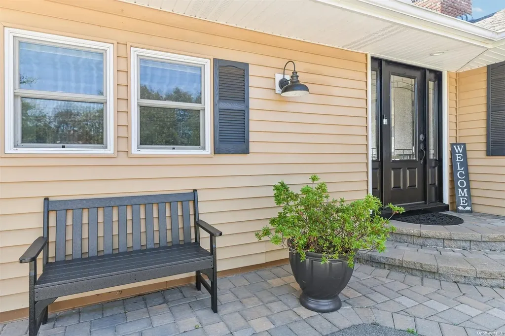 56 Twin River Drive Oakdale NY 11769