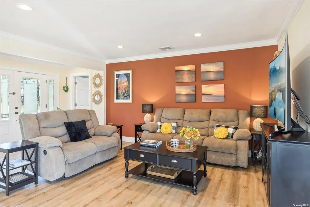 56 Twin River Drive Oakdale NY 11769