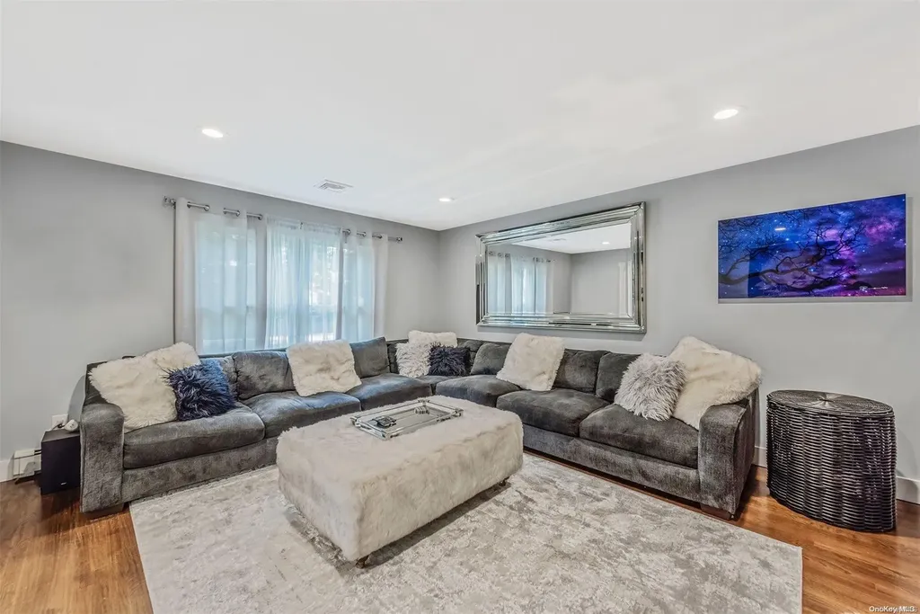 60 Middlesex Avenue Oakdale NY 11769