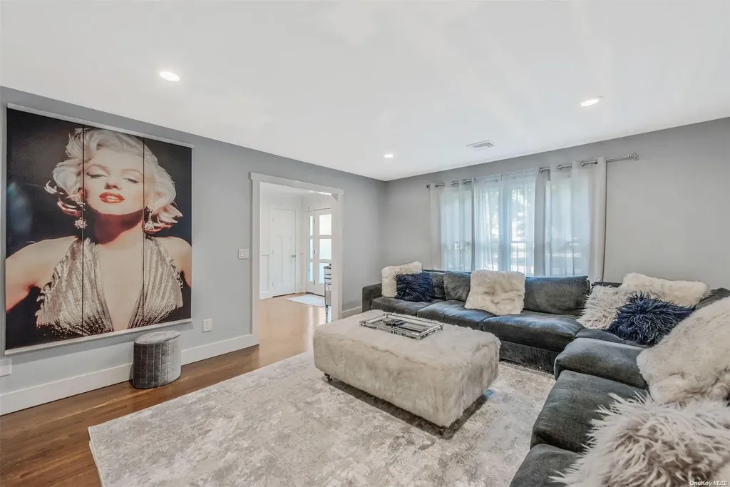 60 Middlesex Avenue Oakdale NY 11769
