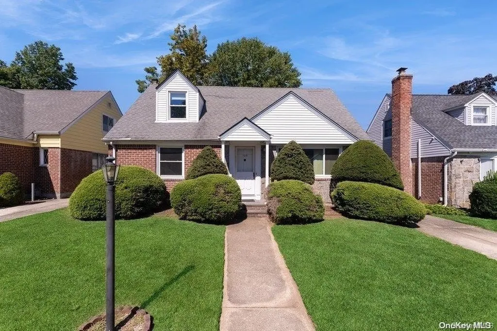109 Devonshire Drive New Hyde Park NY 11040