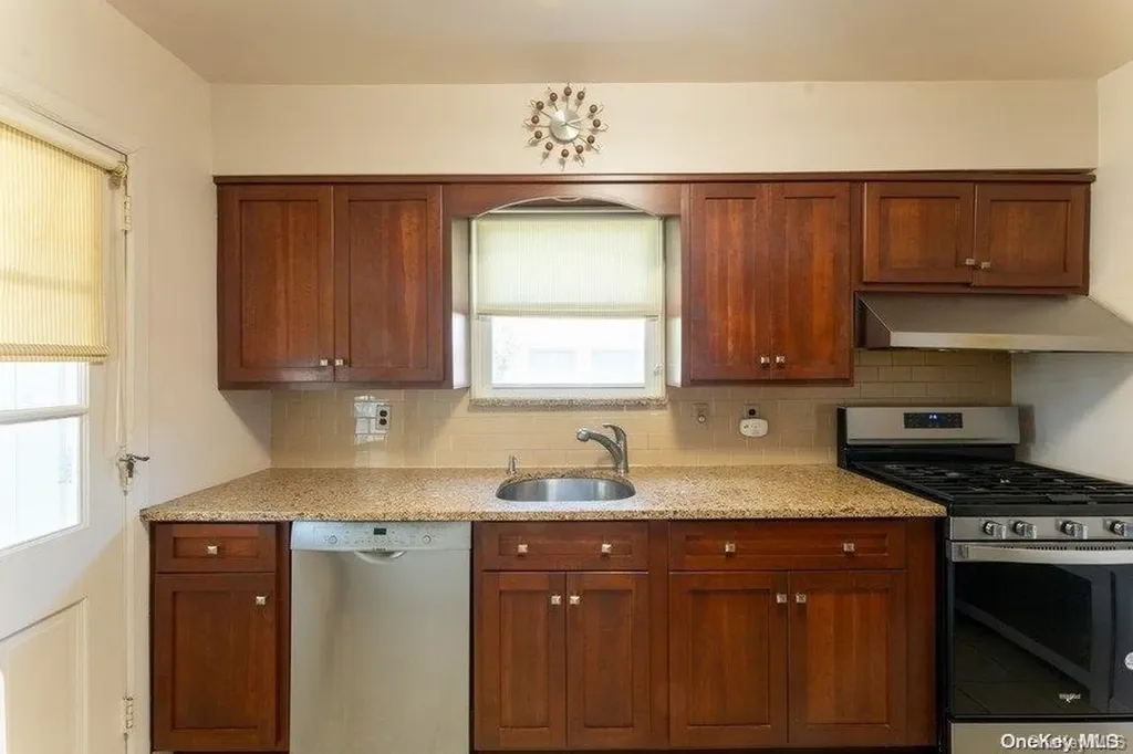 109 Devonshire Drive New Hyde Park NY 11040