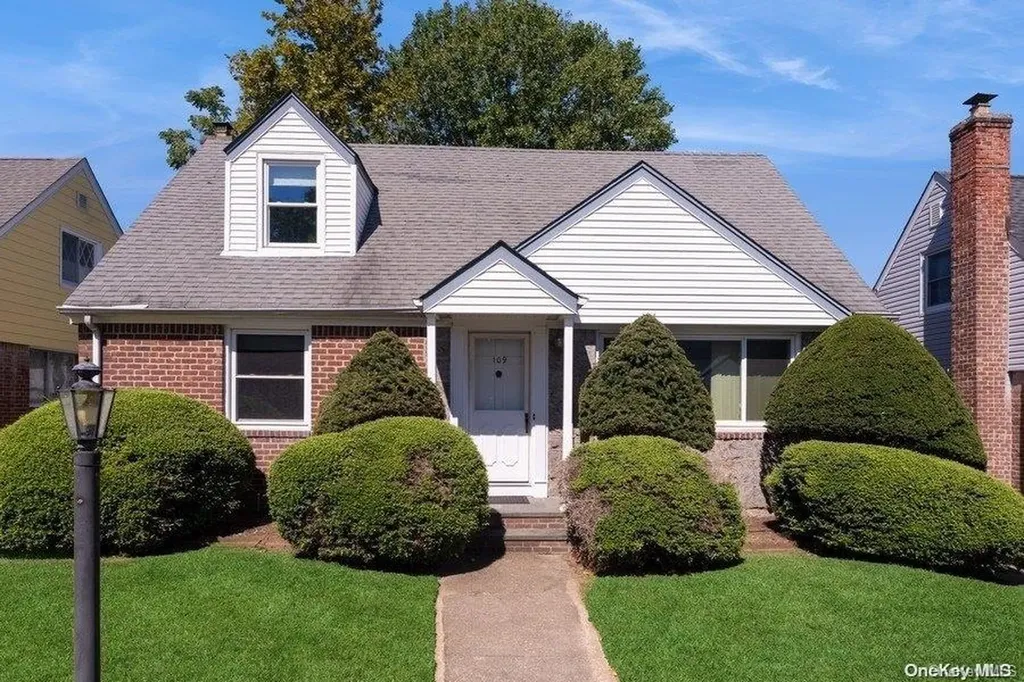 109 Devonshire Drive New Hyde Park NY 11040