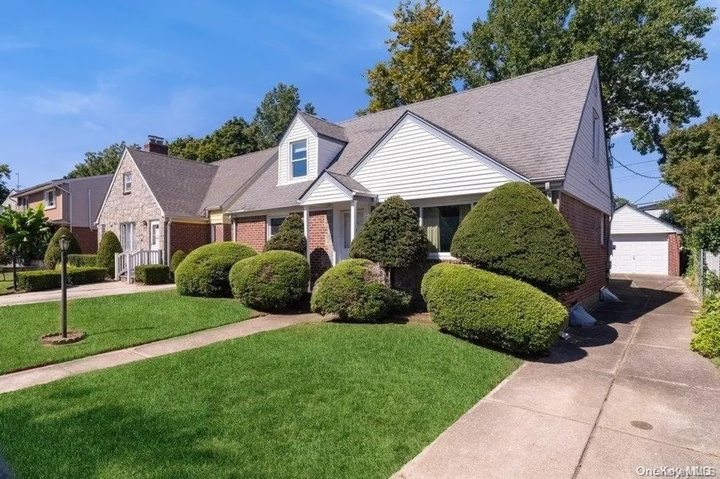 109 Devonshire Drive New Hyde Park NY 11040