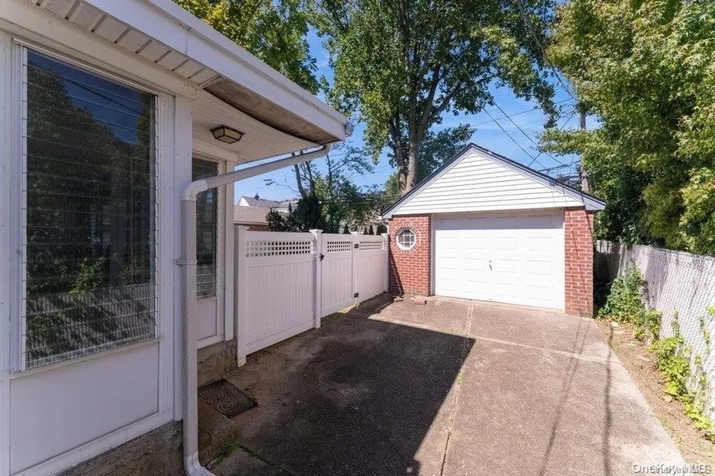 109 Devonshire Drive New Hyde Park NY 11040