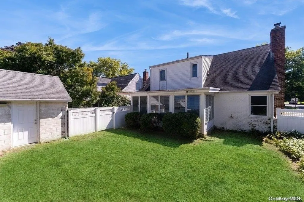 109 Devonshire Drive New Hyde Park NY 11040