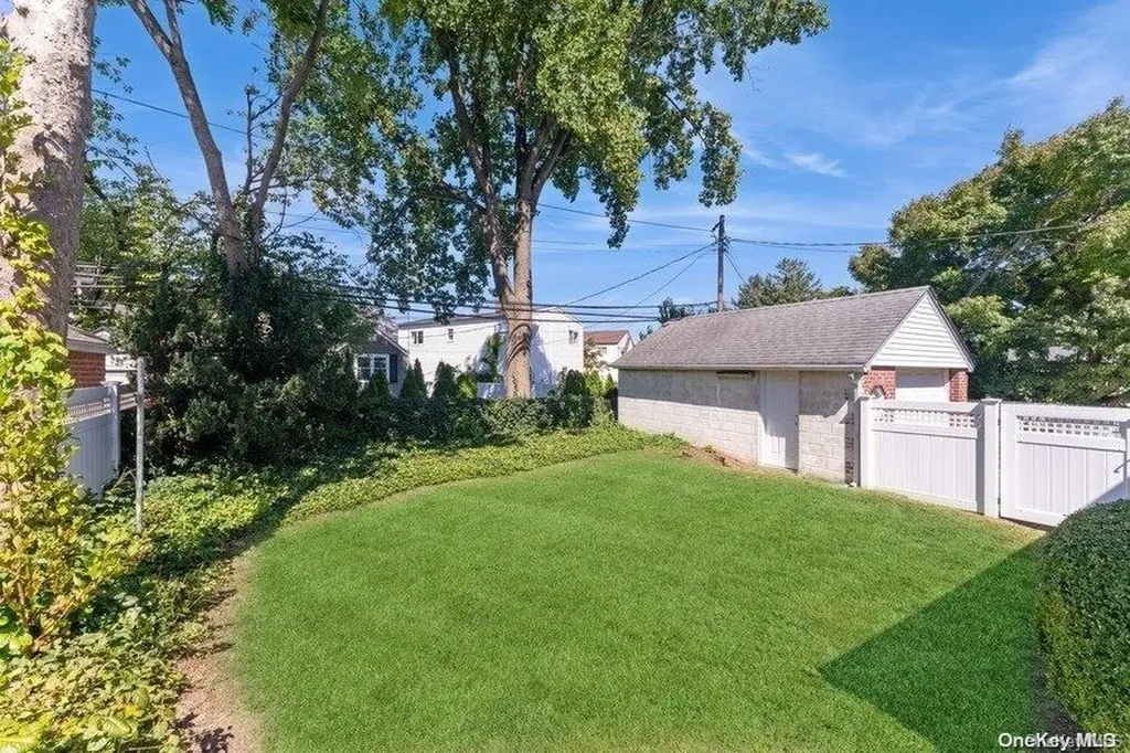 109 Devonshire Drive New Hyde Park NY 11040