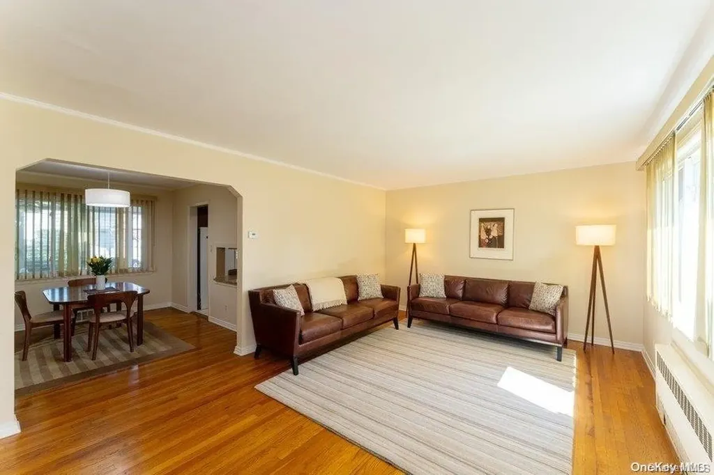 109 Devonshire Drive New Hyde Park NY 11040