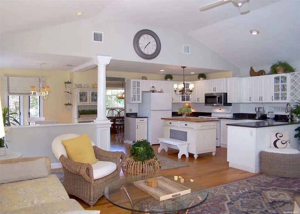 10 Clover Lane Brookhaven NY 11719